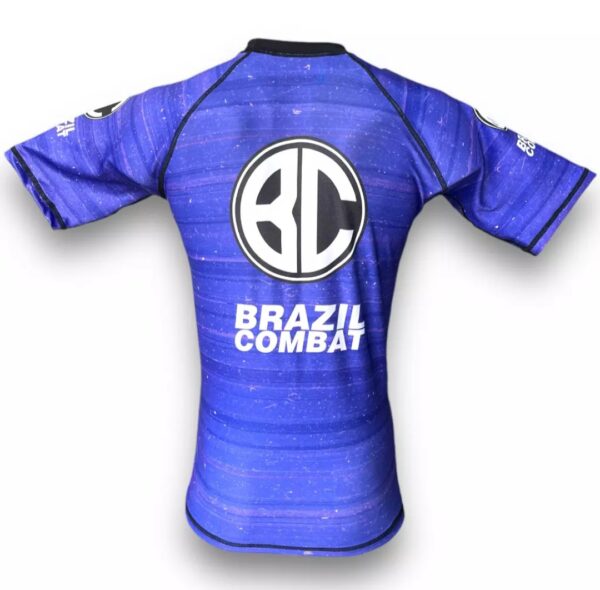 Rash Guard "VHS" Manga Corta Morada - Imagen 2